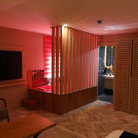 Iron Loft Hotel ウスパルタ エクステリア 写真