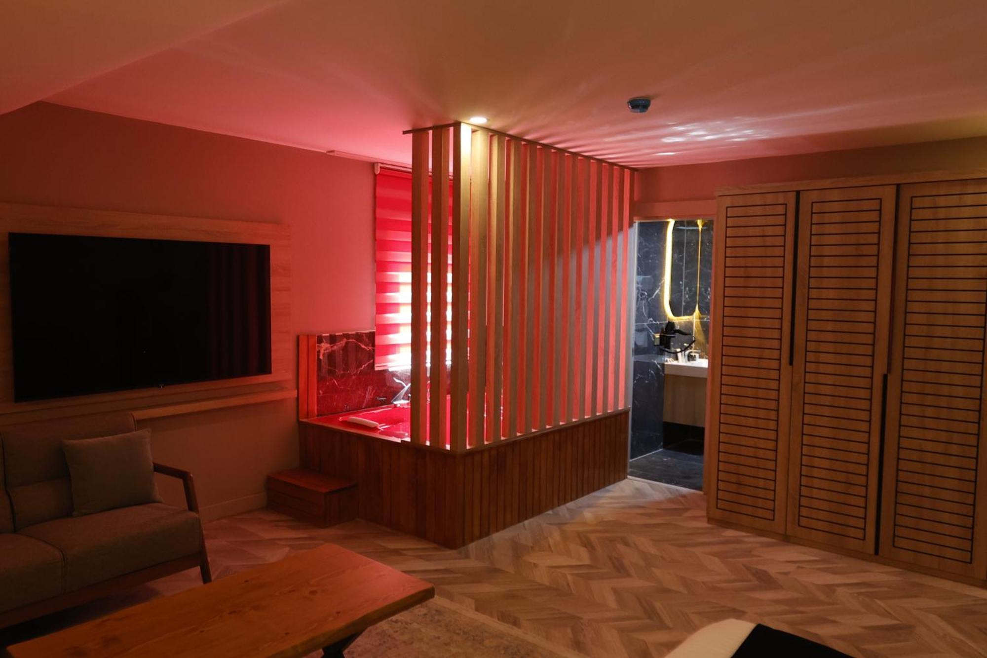 Iron Loft Hotel ウスパルタ エクステリア 写真